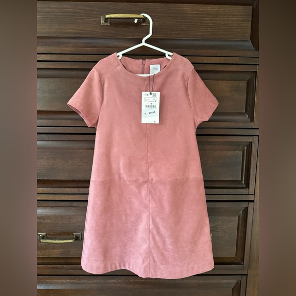 This beautiful pink dress has a zipper. It’s very soft inside and outside. - Picture 1 of 1